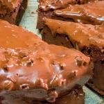 Měkký a vláčný čokoládovo-mascarpone dort s pralinkovou glazurou ve stylu rocku