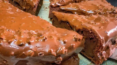 Měkký a vláčný čokoládovo-mascarpone dort s pralinkovou glazurou ve stylu rocku